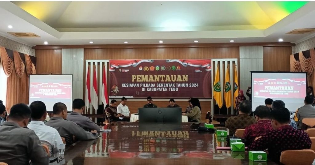 Rapat ini turut diikuti Pj. Bupati Tebo Varial Adhi Putra, Ketua KPU Provinsi Jambi, Ketua KPU Kabupaten Tebo, Kabinda Jambi, Bawaslu Provinsi Jambi, Bawaslu Kabupaten Tebo, Unsur Forkopimda Kabupaten Tebo, Pejabat eselon dua dilingkup Pemerintah Provinsi Jambi dan Pemerintah Kabupaten Tebo