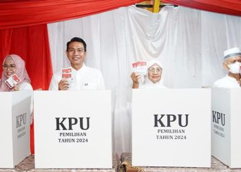 Bupati Batanghari Muhammad Fadhil Arief beserta istri menggunakan hak pilihnya pada pemilihan umum kepala daerah (Pilkada) 27 November 2024