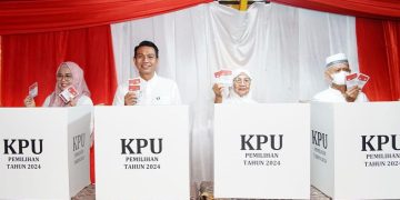 Bupati Batanghari Muhammad Fadhil Arief beserta istri menggunakan hak pilihnya pada pemilihan umum kepala daerah (Pilkada) 27 November 2024