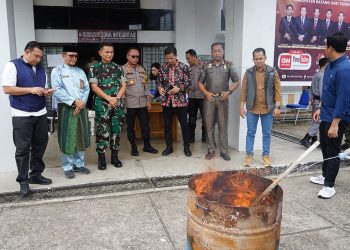 Asisten I Setda Pemerintah Kabupaten Batanghari, M. Rifa’i, SP, M.E menghadiri pemusnahan surat suara calon Gubernur dan Wakil Gubernur Jambi serta surat suara calon Bupati dan Wakil Bupati