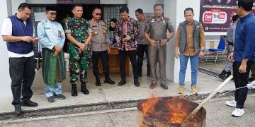 Asisten I Setda Pemerintah Kabupaten Batanghari, M. Rifa’i, SP, M.E menghadiri pemusnahan surat suara calon Gubernur dan Wakil Gubernur Jambi serta surat suara calon Bupati dan Wakil Bupati