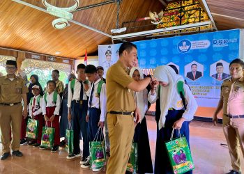 Diketahui yang mendapatkan bantuan perlengkapan sekolah bagi peserta didik yang kurang mampu dari tingkat Sekolah Dasar (SD) ada sebanyak 85 siswa dan Sekolah Menengah Pertama (SMP) ada 174 siswa.