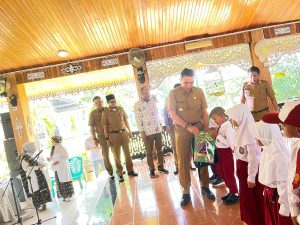 Bantuan perlengkapan sekolah ini bertujuan untuk dapat memastikan semua peserta didik mendapatkan kesempatan yang sama dalam dunia pendidikan yang layak dan berkualitas