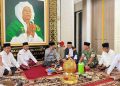 Pelaksanaan perdana Shalat Jum’at di masjid Soleh Almubarok dihadiri Bupati Tanjung Jabung Barat terpilih Drs.H.Anwar Sadat,M.Ag, Wakil Bupati Tanjung Jabung Barat DR.H.Katamso, SA, MA, ME