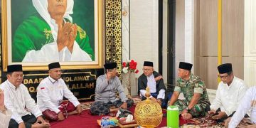 Pelaksanaan perdana Shalat Jum’at di masjid Soleh Almubarok dihadiri Bupati Tanjung Jabung Barat terpilih Drs.H.Anwar Sadat,M.Ag, Wakil Bupati Tanjung Jabung Barat DR.H.Katamso, SA, MA, ME