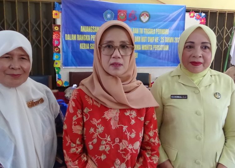 Dalam rangka memperingati Hari Ibu ke-69 Badan Koordinasi Organsasi Wanita (BKOW) Provinsi Jambi menggelar rangkaian kegiatan yang salah satunya adalah anjangsana ke sekolah-sekolah