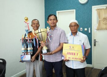 Kepala Bagian Sekretariat dan Hukum PTPN IV Regional III Andiansyah Hamdani berfoto bersama dengan perwakilan tim PTPN IV Regional III FC usai menjuarai kompetisi Lokomotif Cup-II tahun 2024.