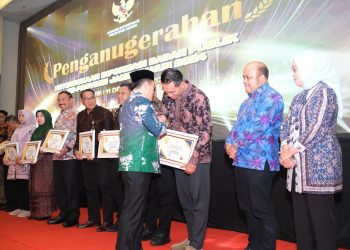 Penghargaan Anugerah Keterbukaan Informasi Badan Publik tahun 2024 diterima langsung oleh Bupati Batanghari Mhd Fadhil Arief, SE yang diserahkan langsung oleh Gubernur Jambi