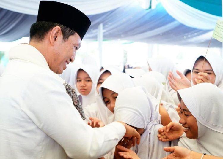 Bupati Batang Hari Muhammad Fadhil Arief Beserta Istri Ibu Zulva Fadhil Menghadiri Acara Pelaksanaan Puncak Peringatan Hari Santri Nasional Ke-VIII Tingkat Kabupaten Batanghari