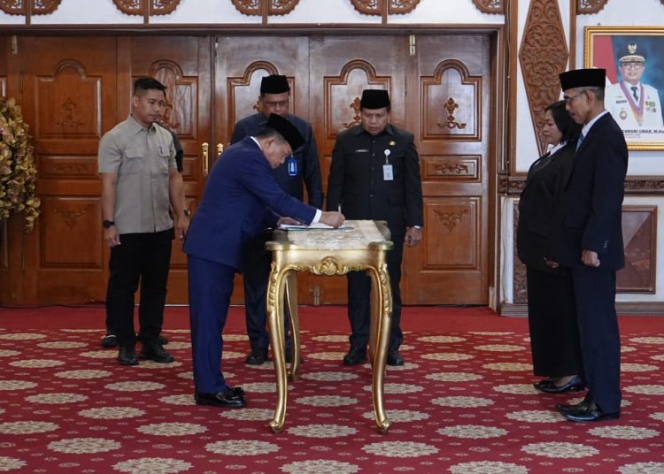 Gubernur Jambi Dr. H. Al Haris, S.Sos, MH resmi melantik dan mengambil sumpah/janji 101 pejabat yaitu 18 Pejabat Fungsional dan 83 Kepala Sekolah di lingkup Pemerintah Provinsi Jambi, bertempat di Auditorium Rumah Dinas Gubernur
