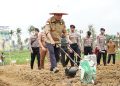 Gubernur Jambi Dr. H. Al Haris, S.Sos, MH bersama Kepala Kepolisian Daerah (Kapolda) Jambi Irjen Pol. Drs. Rusdi Hartono, Danrem 042 Gapu Brigjen TNI Heri Purwanto, Kepala BNN Provinsi Jambi Brigjen Pol. Wisnu Handoko, Kejaksaan Tinggi Jambi, BIN Daerah Jambi, Wakapolda Jambi Brigjen Pol. Edi Mardianto, Pj. Walikota Jambi, Kapolresta Jambi Kombes Pol. Boy Sutan Binaga Siregar mengikuti zoom bersama Menteri Pertanian RI, Kapolri, Panglima TNI dalam rangka penanaman jagung serentak 1 Juta Hektar di seluruh Indonesia