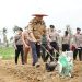 Gubernur Jambi Dr. H. Al Haris, S.Sos, MH bersama Kepala Kepolisian Daerah (Kapolda) Jambi Irjen Pol. Drs. Rusdi Hartono, Danrem 042 Gapu Brigjen TNI Heri Purwanto, Kepala BNN Provinsi Jambi Brigjen Pol. Wisnu Handoko, Kejaksaan Tinggi Jambi, BIN Daerah Jambi, Wakapolda Jambi Brigjen Pol. Edi Mardianto, Pj. Walikota Jambi, Kapolresta Jambi Kombes Pol. Boy Sutan Binaga Siregar mengikuti zoom bersama Menteri Pertanian RI, Kapolri, Panglima TNI dalam rangka penanaman jagung serentak 1 Juta Hektar di seluruh Indonesia