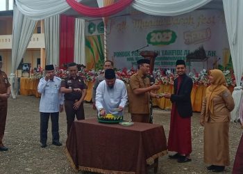 Hadits Al Munawwaroh tersebut, pertama taat kepada Allah SWT, kedua taat kepada orang tua dan ketiga taat kepada ustadz, kiyai atau guru