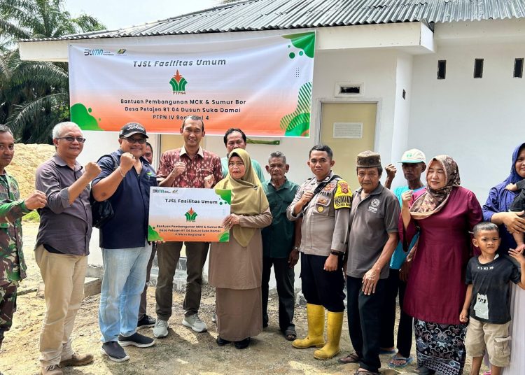 SEVP Business Suport PTPN IV Regional 4, Ifri Handi Lubis langsung turun ke Kampung 5 desa Petajen menyerahkan bangunan untuk digunakan warga kepada Kepala Desa (Kades) Petajen, Ny Sumiati