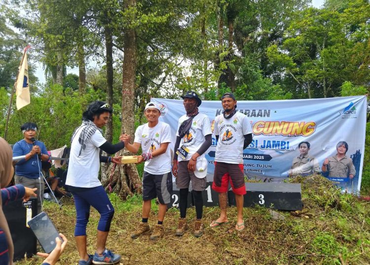 PT Perkebunan Nusantara (PTPN) IV Regional 4 Jambi mengirim satu regu tim spesialis pendaki gunung yang merupakan karyawan dari Kebun Usaha Kayu Aro di Kayu Aro, Kerinci