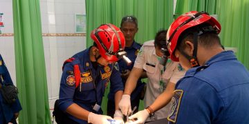 Dinas Pemadam Kebakaran dan Penyelamatan Kabupaten Batanghari telah melakukan evakuasi cincin yang menyangkut di alat kelamin seorang anak laki-laki