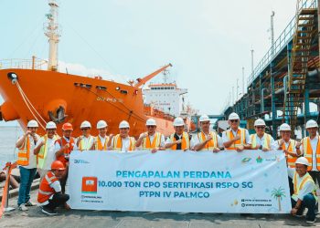 Direktur Pemasaran dan Komersial PT Perkebunan Nusantara IV (PTPN IV) PalmCo Ryanto Wisnuardy saat melepas pengapalan perdana 10.000 ton CPO bersertifikasi RSPO SG senilai USD9 juta dari pelabuhan Pelindo Dumai, Riau, dengan tujuan akhir Italia. Ia mengatakan Pengiriman CPO bersertifikasi RSPO SG tersebut merupakan yang pertama dan menjadi tonggak sejarah di PTPN IV PalmCo yang diproduksi Regional III Riau.