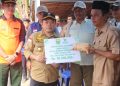 Gubernur Jambi Dr. H. Al Haris, S.Sos., MH menyerahkan bantuan sosial kepada para korban kebakaran rumah yang terjadi di lorong Kamboja RT.02 Dusun Beringin, Desa Sungai Itik, Kecamatan Sadu Kabupaten Tanjung Jabung Timur