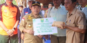 Gubernur Jambi Dr. H. Al Haris, S.Sos., MH menyerahkan bantuan sosial kepada para korban kebakaran rumah yang terjadi di lorong Kamboja RT.02 Dusun Beringin, Desa Sungai Itik, Kecamatan Sadu Kabupaten Tanjung Jabung Timur