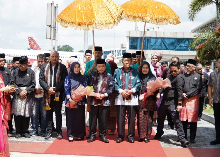 LAM Jambi mengawali prosesi penyambutan dengan pertunjukan Seloko Adat (Kato Bejawab di halaman), yang merupakan manifestasi kearifan lokal masyarakat Melayu Jambi dan warisan budaya bernilai moral dan etika tinggi