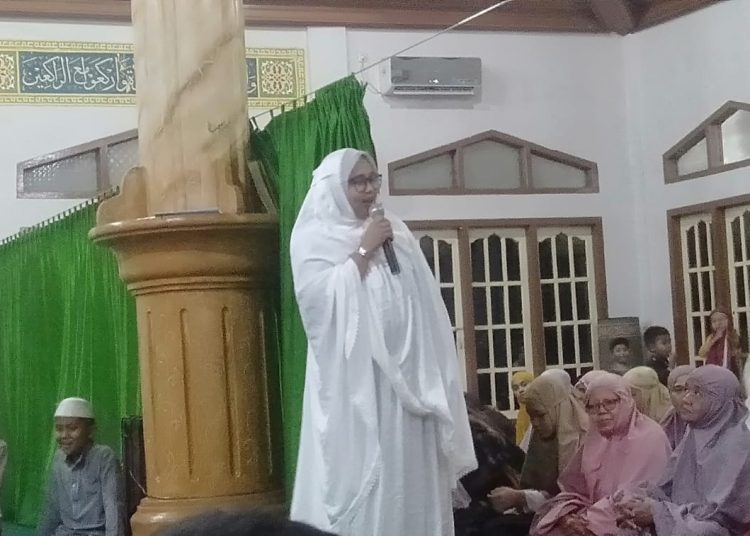 Anggota DPRD Kota Jambi dari Komisi IV Menno Eka Desthya S.ST, M.KM yang biasa dipanggil Ibu Menno, melakukan kunjungan ke Mesjid Al Munawwaroh Perumnas Aurduri Kelurahan Aur Kenali yang didampingi suaminya dan rombongan