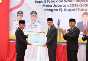 Saya juga berharap agar Bupati dan Wakil Bupati Tebo untuk menjalin kerja sama yang baik dengan pemerintah maupun dengan badan usaha, termasuk untuk mendatangkan investor ke Kabupaten Tebo