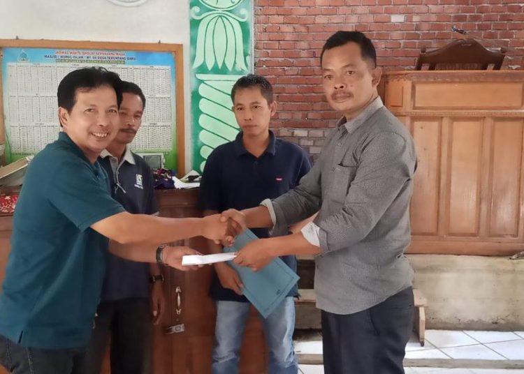 Manager Kebun Durian Luncuk, Hery Kurniawan langsung turun menyerahkan bantuan pembangunan tempat ibadah umat Islam itu,sebesar Rp 5.000.000