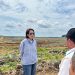 Direktur Keuangan dan Manajemen Risiko PTPN IV PalmCo Hilda Savitri saat mengunjungi areal tanam ulang sawit Perusahaan. Hilda berpesan kepada Kartini masa kini di PalmCo agar terus mengupgrade pengetahuan dan keahlian dengan terus belajar, sehingga karyawan wanita di Perusahaan dapat mendorong perceparan transformasi yang saat ini sedang digesa oleh Perusahaan
