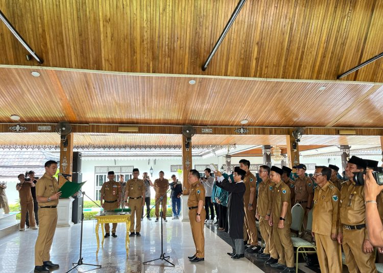 Bupati Batanghari Muhammad Fadhil Arief resmi melantik Pejabat Sekretaris Daerah (Sekda) Kabupaten Batanghari Mula P Rambe