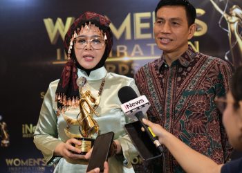 Zulva yang tampil cantik dengan balutan baju kurung dan tengkuluk khas Batang Hari tampak hadir di dampingi langsung Suami tercinta Mhd. Fadhil Arief