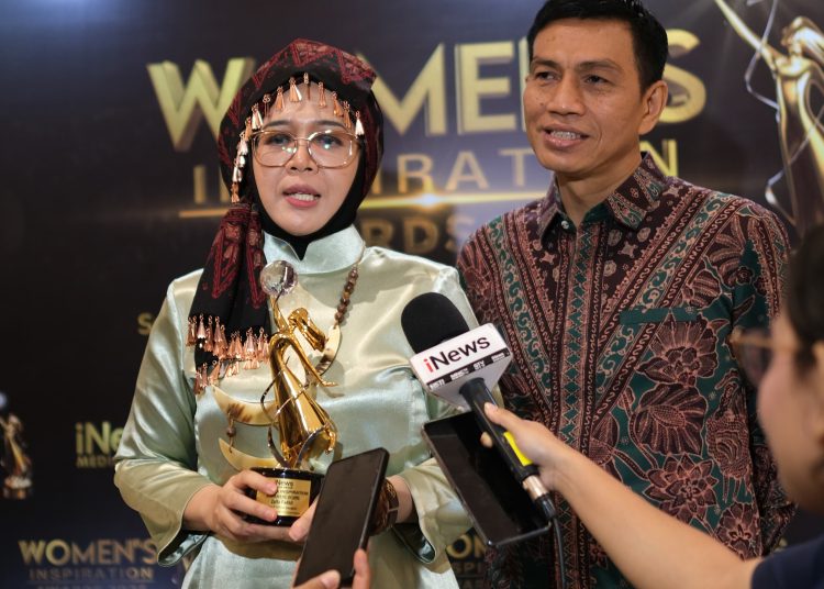 Zulva yang tampil cantik dengan balutan baju kurung dan tengkuluk khas Batang Hari tampak hadir di dampingi langsung Suami tercinta Mhd. Fadhil Arief