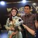 Zulva yang tampil cantik dengan balutan baju kurung dan tengkuluk khas Batang Hari tampak hadir di dampingi langsung Suami tercinta Mhd. Fadhil Arief