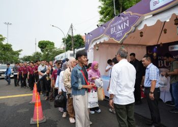 Masyarakat saat mengantri untuk memanfaatkan fasilitas yang disediakan di posko mudik perusahaan. PalmCo sepanjang April ini menyalurkan ribuan bantuan kepada berbagai lapisan masyarakat di Indonesia dalam banyak bidang. Hal ini ditujukan untuk membantu kebutuhan dasar mulai dari aspek ekonomi, sosial, pendidikan, lingkungan hingga rohani