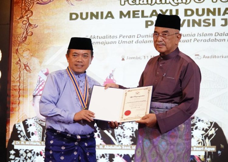 Al Haris juga dilantik menjadi Ketua DMDI Provinsi Jambi periode 2025-2028. Pelantikan dan pengukuhan ini berlangsung di Auditorium Rumah Dinas Gubernur Jambi