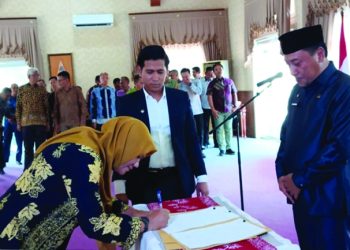 Sekretaris Daerah Tanjung Jabung Timur, H.Sapril, S.I.P secara resmi melantik dan mengambil sumpah jabatan terhadap sebanyak 16 orang pejabat di lingkungan Pemerintah Kabupaten Tanjung Jabung Timur