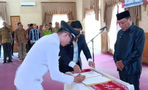 Acara pelantikan berlangsung di Rumdis Bupati dan dihadiri oleh sejumlah pejabat tinggi daerah serta para pejabat yang dilantik