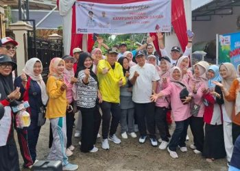 Ketua DPRD Kota Jambi Kemas Faried Alfarelly bersama Wali Kota Maulana, Anggota DPRD Provinsi Jambi H M Nasir foto bersama warga.