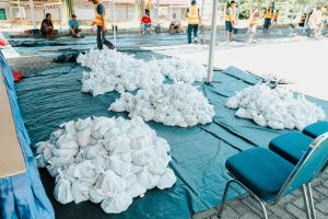 61 ton bungkus daging dengan berat bekisar masing-masing 1 Kg dibagi-bagikan di lebih dari 50 Kabupaten atau Kota tempat Karyawan kami bekerja