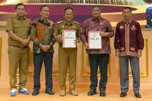 Piagam keberhasilan Laporan Hasil Pemeriksaan (LHP) tersebut, diserahkan Kepala Perwakilan BPK Provinsi Jambi Muhammad Toha Arafat, kepada Bupati Merangin H M Syukur melalui Wabup Merangin H A Khafidh