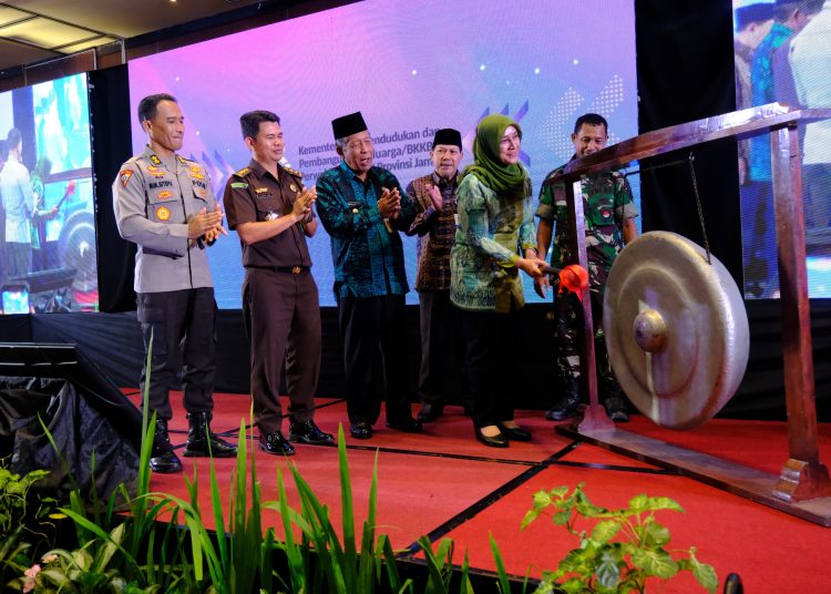 Wakil Gubernur Jambi, membuka secara resmi Rapat Koordinasi Daerah program Bangga Kencana serta percepatan penurunan stunting perwakilan BKKBN perwakilan Provinsi Jambi di Hotel Aston Kota Jambi