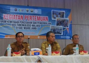 Wakil Bupati Muarojambi, H Junaidi H Mahir (tengah) pada pertemuan Koordinasi Kemitraan Dukungan Dana Penanggulangan AIDS, Tuberkolusis dan Malaria di kantor Bupati Muarojambi, Kabupaten Muarojambi, Provinsi Jambi