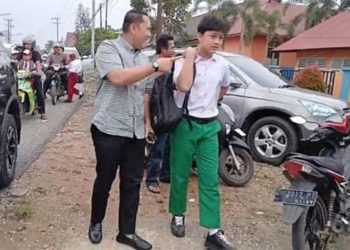 Antar anak ke sekolah