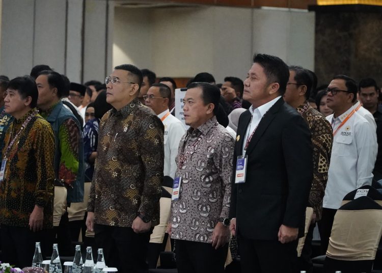 Mendagri juga mendorong para bupati yang tergabung dalam APKASI untuk turut mencari solusi atas persoalan bangsa, salah satunya terkait politik di daerah yang kerap berbiaya tinggi