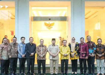Bupati Tanjung Jabung Timur, Hj. Dillah Hikmah Sari, S.T, turut mendampingi Gubernur Jambi, Dr. H. Al Haris, S.Sos., M.H., dalam audensi strategis bersama Menteri Perencanaan Pembangunan Nasional/Kepala BAPPENAS, Suharso Monoarfa, yang berlangsung di kantor Kementerian PPN/BAPPENAS, Jakarta