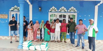 Penyaluran bantuan beras itu, dilakukan Manajer Kebun PLK , Dody Setiawan serta karyawan langsung kepada warga sekitar kebun di rumah warga