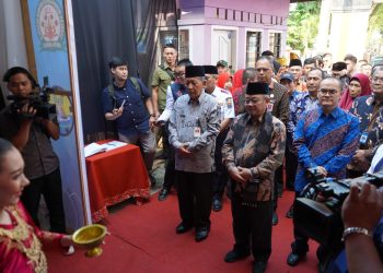 Mendikdasmen Abdul Mu’ti didampingi oleh Wakil Gubernur Jambi Drs. H. Abdullah Sani, M.Pd.I, Kepala Dinas Pendidikan Provinsi Jambi Syamsurizal, Bunda PAUD Provinsi Jambi Hj. Hesnidar Haris, Ketua Dharma Wanita Persatuan (DWP) Provinsi Jambi Hj. Iin Kurniasih, serta jajaran Kepala OPD di lingkup Pemerintah Provinsi Jambi