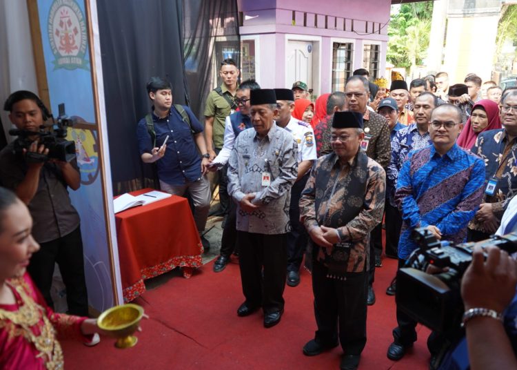 Mendikdasmen Abdul Mu’ti didampingi oleh Wakil Gubernur Jambi Drs. H. Abdullah Sani, M.Pd.I, Kepala Dinas Pendidikan Provinsi Jambi Syamsurizal, Bunda PAUD Provinsi Jambi Hj. Hesnidar Haris, Ketua Dharma Wanita Persatuan (DWP) Provinsi Jambi Hj. Iin Kurniasih, serta jajaran Kepala OPD di lingkup Pemerintah Provinsi Jambi
