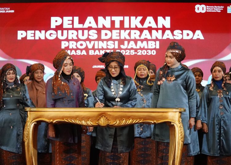 Hj. Hesti Haris menyampaikan bahwa untuk SK kepengurusan Dekranasda yang baru ini sebenarnya sudah lama dibuat dan diajukan ke Dekranas Pusat, karena SK ini ditandatangani langsung oleh Ketua Umum Dekranas Pusat Ibu Selvi Gibran Rakabuming