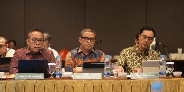 Kunjungan Kerja Spesifik bertema penguatan sinergi untuk mengakselerasi transformasi industri kelapa sawit nasional itu dihadiri oleh Ketua Tim Komisi VI DPR RI, Prof. Dr. Drs. H.A.M. Nurdin Halid beserta Anggota DPR RI Komisi VI lainnya, Asisten Deputi Bidang Industri Perkebunan Dan Kehutanan Kementerian BUMN Faturohman, Direktur Utama Holding Perkebunan PTPN III (Persero) Denaldy Mulino Mauna beserta jajaran, Direktur Utama PTPN IV Palmco Jatmiko Santosa beserta jajaran, beberapa Direksi Sub Holding lainnya dan Regional Manajemen PTPN IV Regional 1 dan 2. Ketua Tim Kunjungan Kerja Komisi VI DPR RI Prof. Dr. Drs. H.A.M. Nurdin Halid yang memimpin jalannya rapat menegaskan bahwa sektor kelapa sawit memiliki posisi yang sangat strategis dalam struktur perekonomian nasional