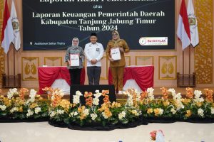 Bupati Hj Dillah Hilmah Sari memimpin langsung tim Pemkab saat menerima Laporan Hasil Pemeriksaan (LHP) dari BPK Perwakilan Jambi di kantor BPK di Jambi